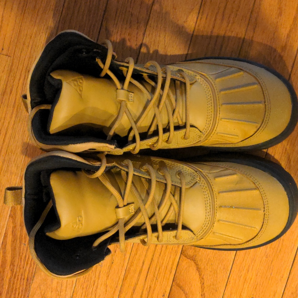 "SOLD" Boy's Nike Boots, Wheat Size 6 Youth
